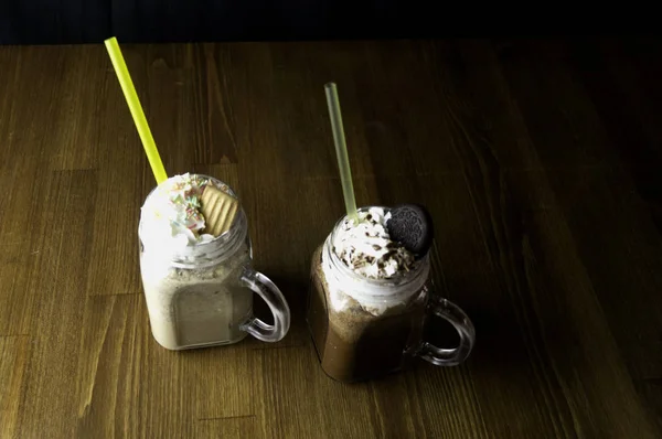 Frutta preparata e bevande dolci aromatizzate al cioccolato esotico — Foto Stock