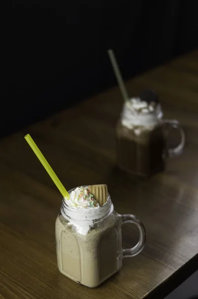 Frutta preparata e bevande dolci aromatizzate al cioccolato esotico — Foto Stock