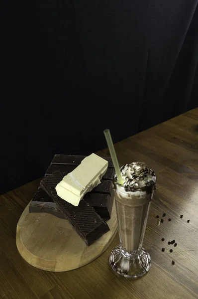 El escritorio de servicio en el chocolate y un vaso de bebida de chocolate — Foto de Stock