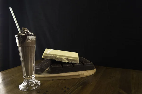 El escritorio de servicio en el chocolate y un vaso de bebida de chocolate — Foto de Stock