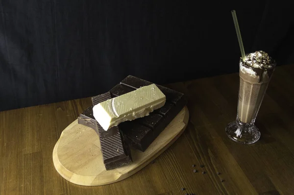 El escritorio de servicio en el chocolate y un vaso de bebida de chocolate — Foto de Stock