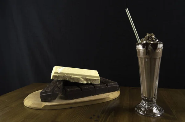 El escritorio de servicio en el chocolate y un vaso de bebida de chocolate — Foto de Stock