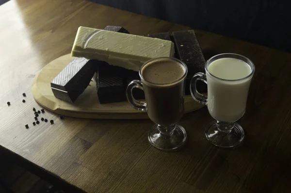 Cioccolatini modellati preparati a tavola e bevande al latte — Foto Stock