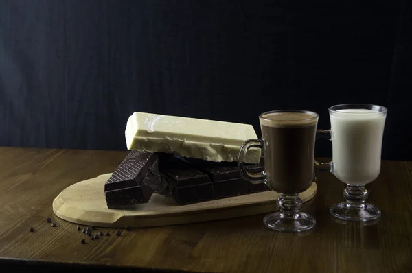 Cioccolatini modellati preparati a tavola e bevande al latte — Foto Stock