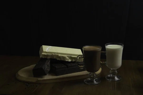 Chocolates moldeados preparados en la mesa y bebidas lácteas — Foto de Stock