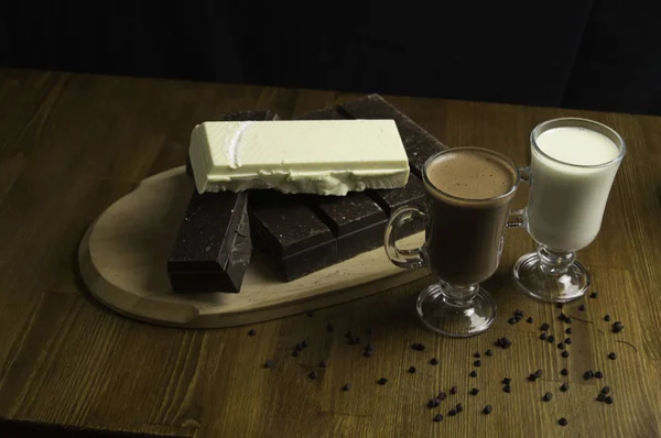 Cioccolatini modellati preparati a tavola e bevande al latte — Foto Stock