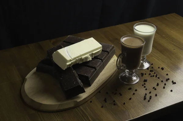 Chocolates moldeados preparados en la mesa y bebidas lácteas — Foto de Stock