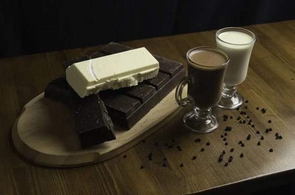 Cioccolatini modellati preparati a tavola e bevande al latte — Foto Stock