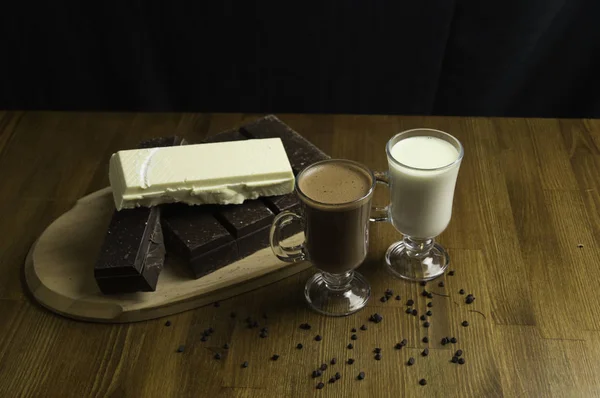 Cioccolatini modellati preparati a tavola e bevande al latte — Foto Stock