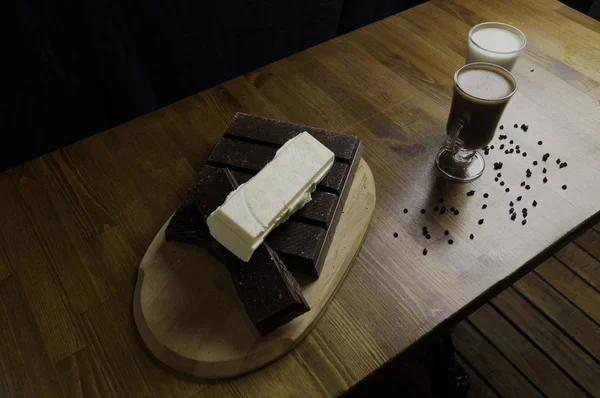 Chocolates moldeados preparados en la mesa y bebidas lácteas — Foto de Stock