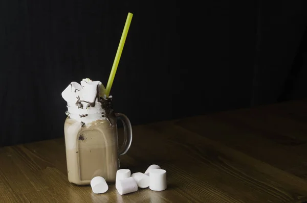 Tasses en verre avec poignées dans des boissons au chocolat et des bonbons — Photo