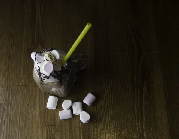 Vasos de vidrio con asas en bebidas de chocolate y caramelos — Foto de Stock