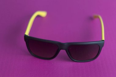 Güneşten korumak için koyu renk yapılmış hazır güneş gözlüğü