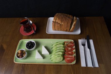 kahvaltıda, salatalık domates peynir zeytin tepsisi