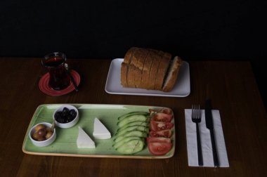kahvaltıda, salatalık domates peynir zeytin tepsisi
