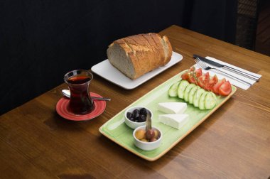 kahvaltıda, salatalık domates peynir zeytin tepsisi