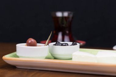 kahvaltıda, salatalık domates peynir zeytin tepsisi