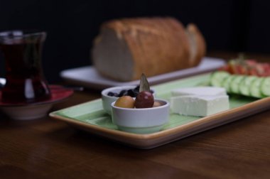 kahvaltıda, salatalık domates peynir zeytin tepsisi