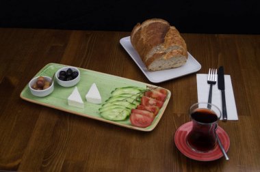 kahvaltıda, salatalık domates peynir zeytin tepsisi