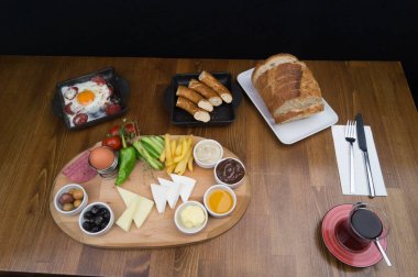 kahvaltıda, salatalık domates peynir zeytin tepsisi