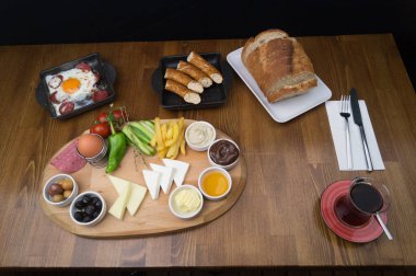 kahvaltıda, salatalık domates peynir zeytin tepsisi