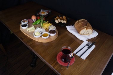 kahvaltıda, salatalık domates peynir zeytin tepsisi