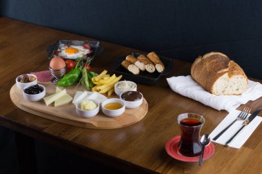 kahvaltıda, salatalık domates peynir zeytin tepsisi