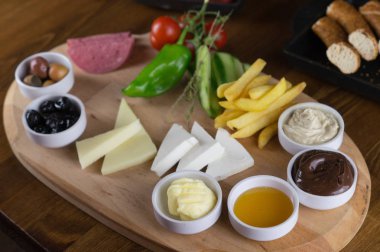 kahvaltıda, salatalık domates peynir zeytin tepsisi