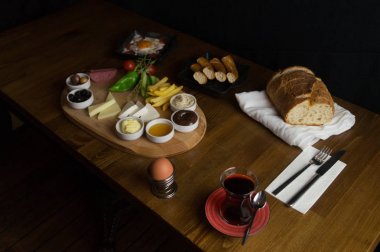 kahvaltıda, salatalık domates peynir zeytin tepsisi