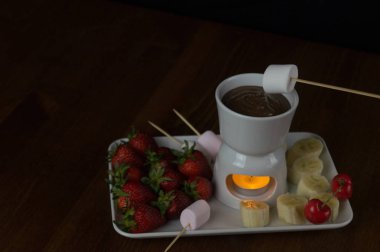 Hazırlanan meyve ve egzotik çikolata servisi muz