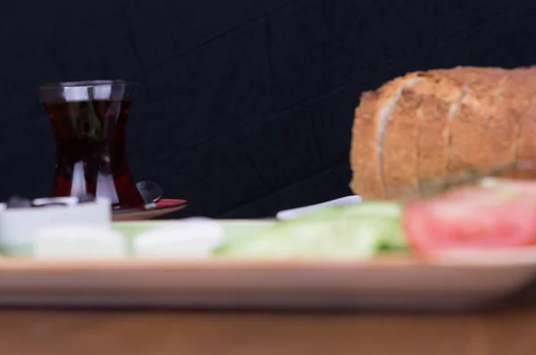 No café da manhã, bandeja de azeitona de queijo de tomate pepino — Fotografia de Stock