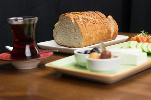 No café da manhã, bandeja de azeitona de queijo de tomate pepino — Fotografia de Stock