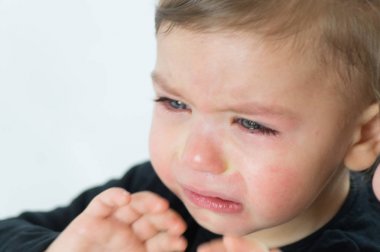 Sarışın yeşil gözleri ağlayan bir kız portresi