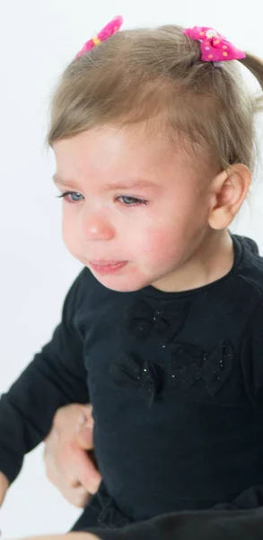 Retrato de uma menina chorando loira olhos verdes — Fotografia de Stock