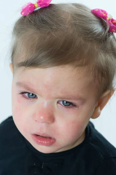 Retrato de uma menina chorando loira olhos verdes — Fotografia de Stock