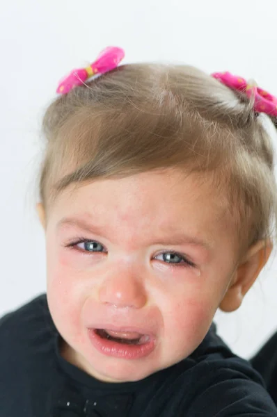 Retrato de uma menina chorando loira olhos verdes — Fotografia de Stock