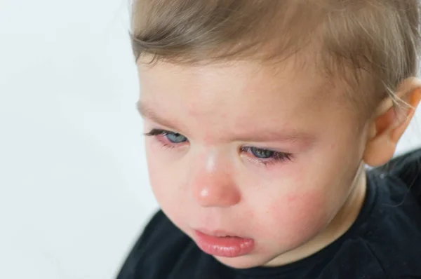 Retrato de uma menina chorando loira olhos verdes — Fotografia de Stock