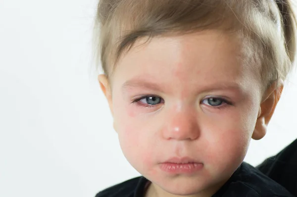 Retrato de uma menina chorando loira olhos verdes — Fotografia de Stock