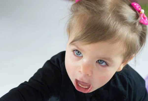 Портрет маленькой девочки с зелеными глазами — стоковое фото