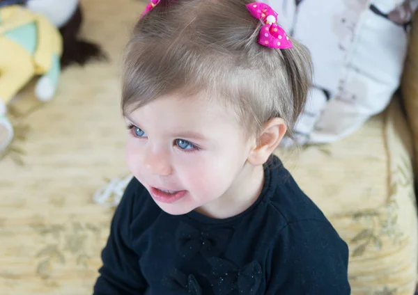 Портрет маленької дівчинки з зеленими очима — стокове фото