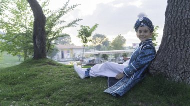 sünnet çocuk geleneksel giyim giymiş