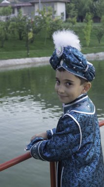 sünnet çocuk geleneksel giyim giymiş