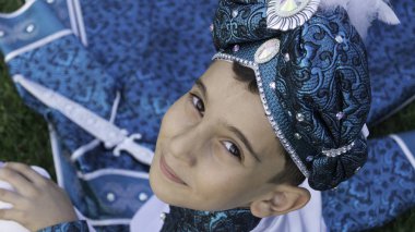 sünnet çocuk geleneksel giyim giymiş