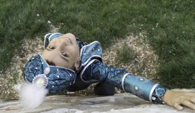 sünnet çocuk geleneksel giyim giymiş