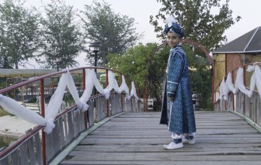 sünnet çocuk geleneksel giyim giymiş