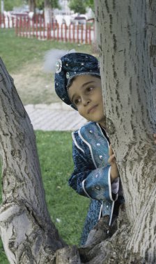 sünnet çocuk geleneksel giyim giymiş