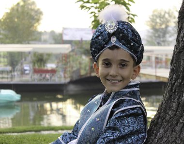 sünnet çocuk geleneksel giyim giymiş