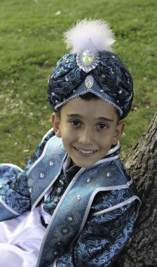 sünnet çocuk geleneksel giyim giymiş