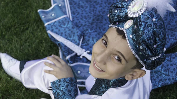 Besnijdenis jongen gekleed in traditionele kleding — Stockfoto