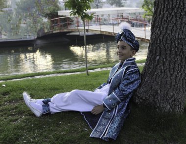 sünnet çocuk geleneksel giyim giymiş